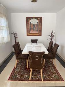 Vila BD的一间配备有白色桌椅的用餐室