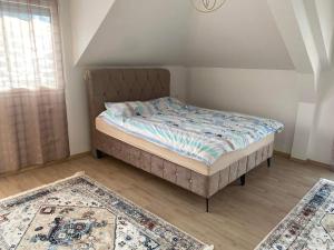 Vila BD的一张位于带2个地毯的房间的床铺