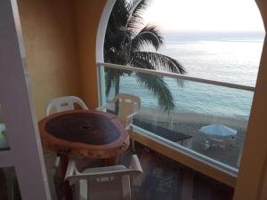 曼萨尼约埃斯孔迪多酒店的海景客房内的桌椅