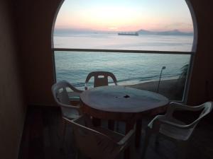 曼萨尼约埃斯孔迪多酒店的桌子和椅子,在海景窗户前
