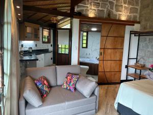 里约热内卢Minas Em Marambaia的带沙发的客厅和厨房