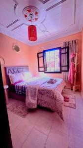 马拉喀什Simons house的一间卧室配有一张床和一个吊灯