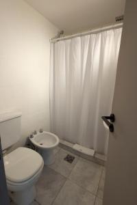 圣卡洛斯-德巴里洛切M382 Hotel Bariloche的浴室设有卫生间和白色的淋浴帘