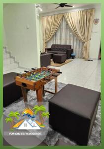 怡保Galaxy Guest Home by Ipoh Maju Stay的客厅设有桌上足球和沙发。