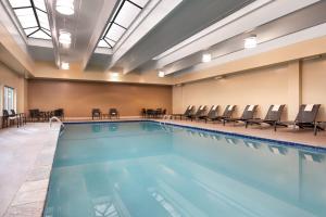 森特尼尔丹佛技术中心凯悦嘉轩酒店的大楼内带椅子的大型游泳池