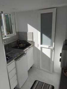 圣巴托洛梅Finca Cortez Apartment 4的白色的小厨房,配有水槽和窗户