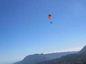 圣巴托洛梅Finca Cortez Apartment 4的空中滑翔伞,飞越群山