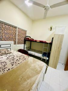 迪拜SUNSHINE BOYS HOSTEL的一间卧室设有两张双层床和一扇窗户。