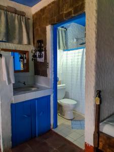 圣胡安拉拉古纳尤科斯拉布里阿提兰环保酒店的蓝色的浴室设有水槽和卫生间