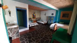 圣胡安拉拉古纳尤科斯拉布里阿提兰环保酒店的客房设有两张床和一间带水槽的浴室