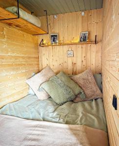 约克North Yorkshire Horse Box的木墙客房角落的一张床位