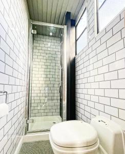 约克North Yorkshire Horse Box的白色的浴室设有卫生间和淋浴。