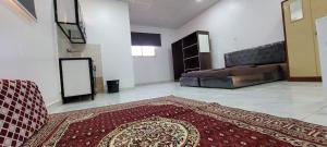布赖代درة نجد ببريده 2的带沙发和地毯的客厅