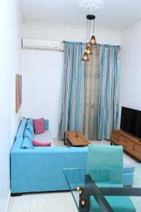 突尼斯Appartement Haut standing S+3 - plein centre ville的客厅配有蓝色的沙发和电视