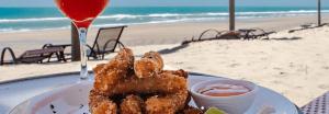 福塔莱萨Dom Pedro Laguna Beach Resort & Golf的海滩上桌上的一盘食物