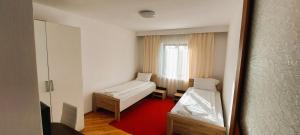 布拉索夫Casa Nella的小房间设有两张床和镜子