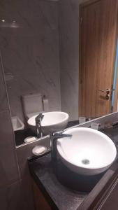 门多萨Excelente depto en Torre Leloir的浴室设有白色水槽和镜子