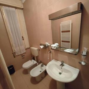 琴托Hotel oro的一间带水槽、卫生间和镜子的浴室