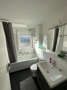 斯图加特Double Bed Apartment - Near Marienplatz的浴室配有卫生间、浴缸和水槽。