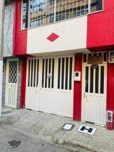 波哥大Bogotá Kings 301的红色的白色建筑,有两个白色的门