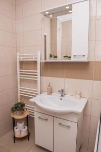 巴亚马雷Maria's Premium Suite的浴室设有白色水槽和镜子