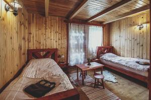 索瓦塔Csodál-Lak的一间卧室设有两张床、一张桌子和一个窗口