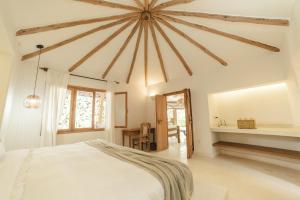 马林迪Bamboo House B&B的卧室配有一张白色大床和镜子