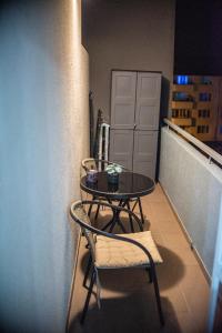 巴亚马雷Maria's Premium Suite的阳台配有小桌子和椅子