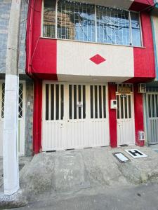 波哥大Bogotá Kings 302的红色的白色建筑,有两个白色的门