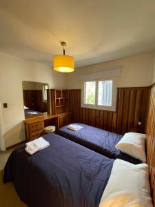 圣卡洛斯-德巴里洛切Hermosa casa zona céntrica Bariloche的酒店客房设有两张床和窗户。