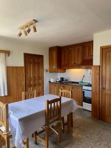 圣卡洛斯-德巴里洛切Hermosa casa zona céntrica Bariloche的厨房配有桌子和木制橱柜。