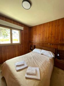 圣卡洛斯-德巴里洛切Hermosa casa zona céntrica Bariloche的一间卧室配有一张床,上面有两条毛巾