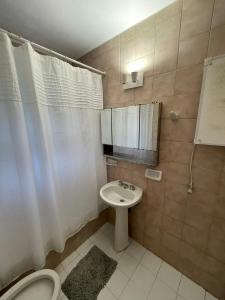 圣卡洛斯-德巴里洛切Hermosa casa zona céntrica Bariloche的一间带水槽和卫生间的小浴室