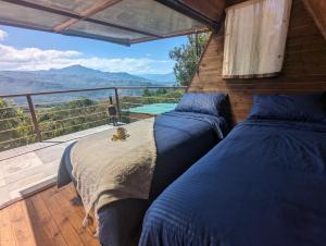 MacanalMamaterra Glamping的山景客房 - 带两张床