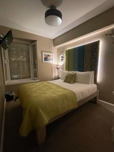戈尔韦7 Boutique Hotel的一间卧室设有一张大床和一个窗户。