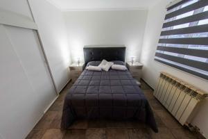 乌斯怀亚Gente del Sur - Fagnano的一间卧室配有一张带两个枕头的床