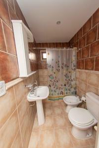 乌斯怀亚Gente del Sur - Fagnano的浴室设有2个卫生间、水槽和淋浴。