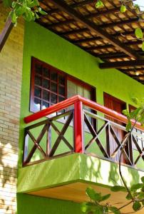 塔曼达雷Chalé Verde的绿色房屋 - 带窗户阳台