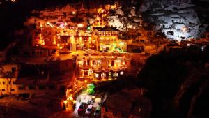 内夫谢希尔Cappadocia Nar Cave House & Swimming Pool的夜晚城市的空中景观