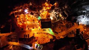 内夫谢希尔Cappadocia Nar Cave House & Swimming Pool的夜晚城市的空中景观