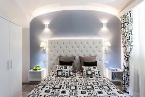 阿马尔菲Amalfi Apartments Design centro storico的一间卧室配有一张大床和大床头板