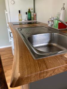 VästerhaningeFullt utrustat Minihus på landet的厨房柜台配有不锈钢水槽