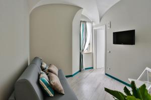 阿马尔菲Amalfi Apartments Design centro storico的带沙发和平面电视的客厅