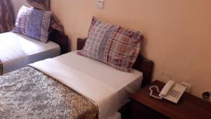 亚的斯亚贝巴70 Dereja Hotel的一间小房间,配有两张床和电话