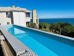 莫塞尔湾Luxury Home located on Pinnacle Point Golf Estate的海景游泳池