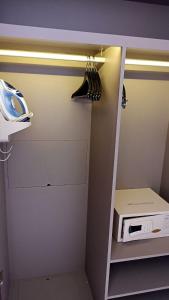 里约热内卢Hotel Nacional的小房间设有带微波炉的衣柜