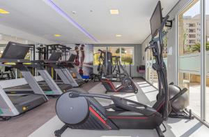 圣保罗M-Flat II Hotel - Vila Olimpia的健身房设有数台跑步机和椭圆机