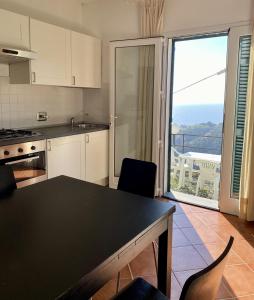 莫内利亚鲁里沃艾尔梅尔度假农庄的一个带桌子的厨房和一个享有阳台景色的厨房