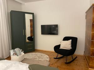 韦切什NOER apartman的客厅配有椅子和镜子