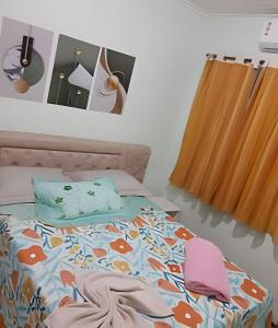 波多韦柳Pousada Souza Familiar的一间卧室配有一张床,床罩上备有鱼